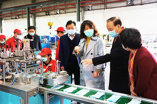 青浦区委副书记杨小菁等向导一行考察欧博abg官网全自动口罩生产流水线装备